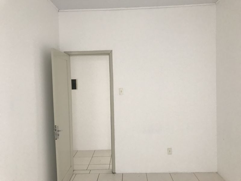 Casa 2 quartos  no Centro