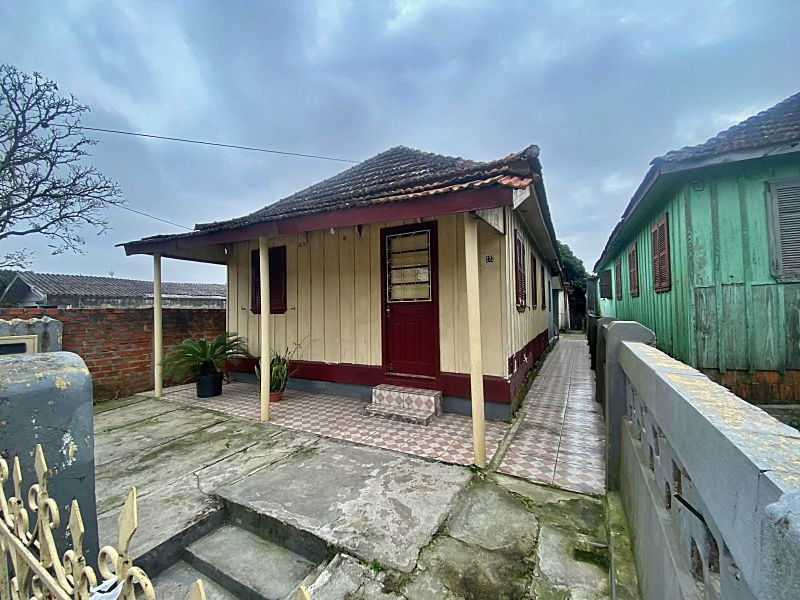 Casa 2 dormitórios no bairro Itararé em Santa Maria