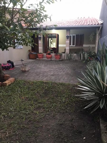 Casa 3 dormitórios no bairro Araçá