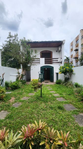 Casa 4 dormitórios no bairro Petrópolis