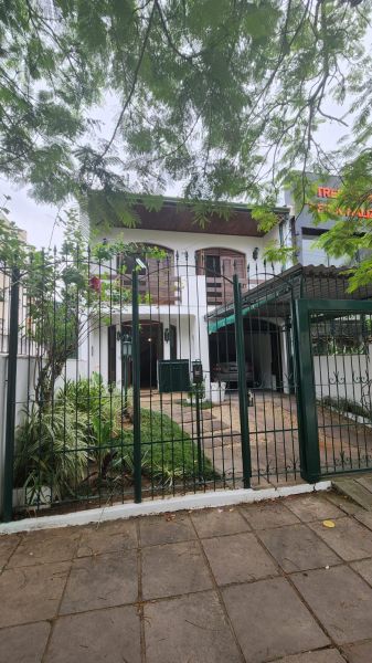 Casa 4 dormitórios no bairro Petrópolis