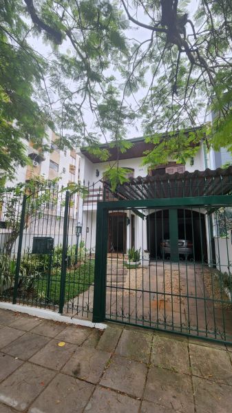 Casa 4 dormitórios no bairro Petrópolis