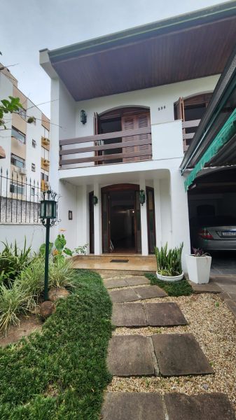 Casa 4 dormitórios no bairro Petrópolis