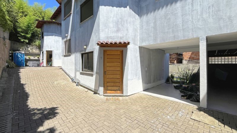 Sobrado 3 dormitórios no bairro Nonoai