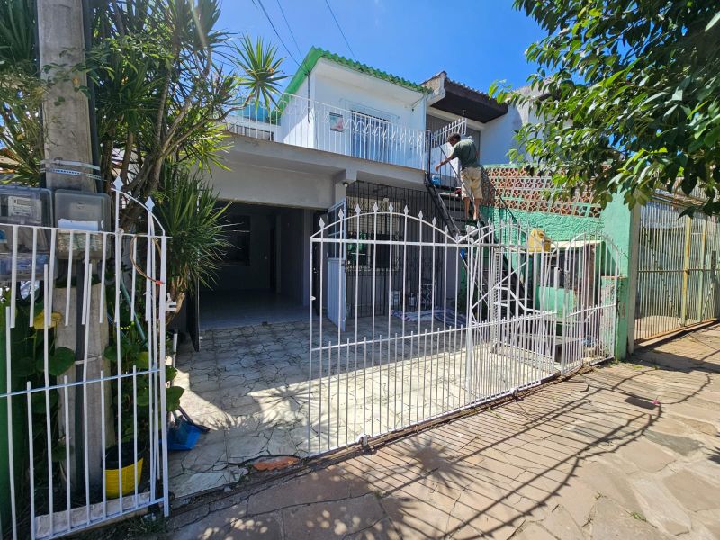 Sobrado 4 dormitórios no bairro Protásio Alves