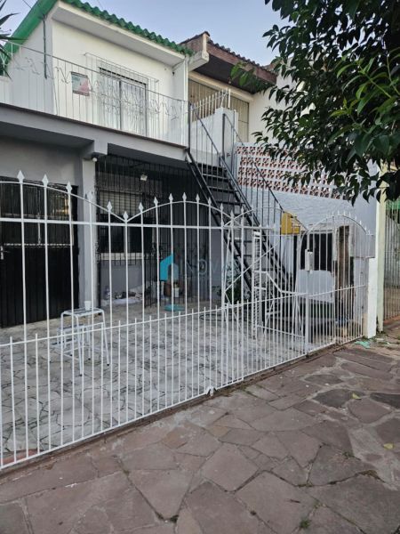Sobrado 4 dormitórios no bairro Protásio Alves - 