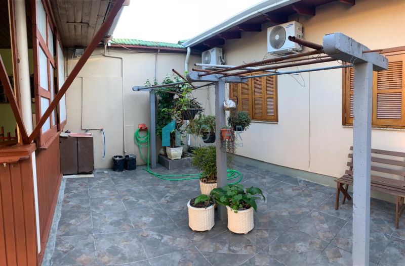 Casa 3 dormit&oacute;rios no bairro Niterói