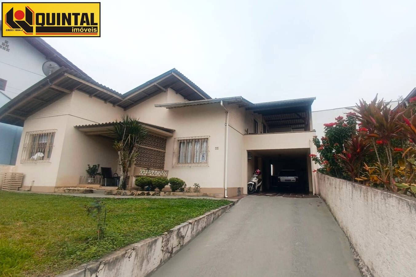 Casa Residencial 5 dormitórios  no bairro Garcia em Blumenau - Quintal Imóveis - Imóveis em Blumenau e região