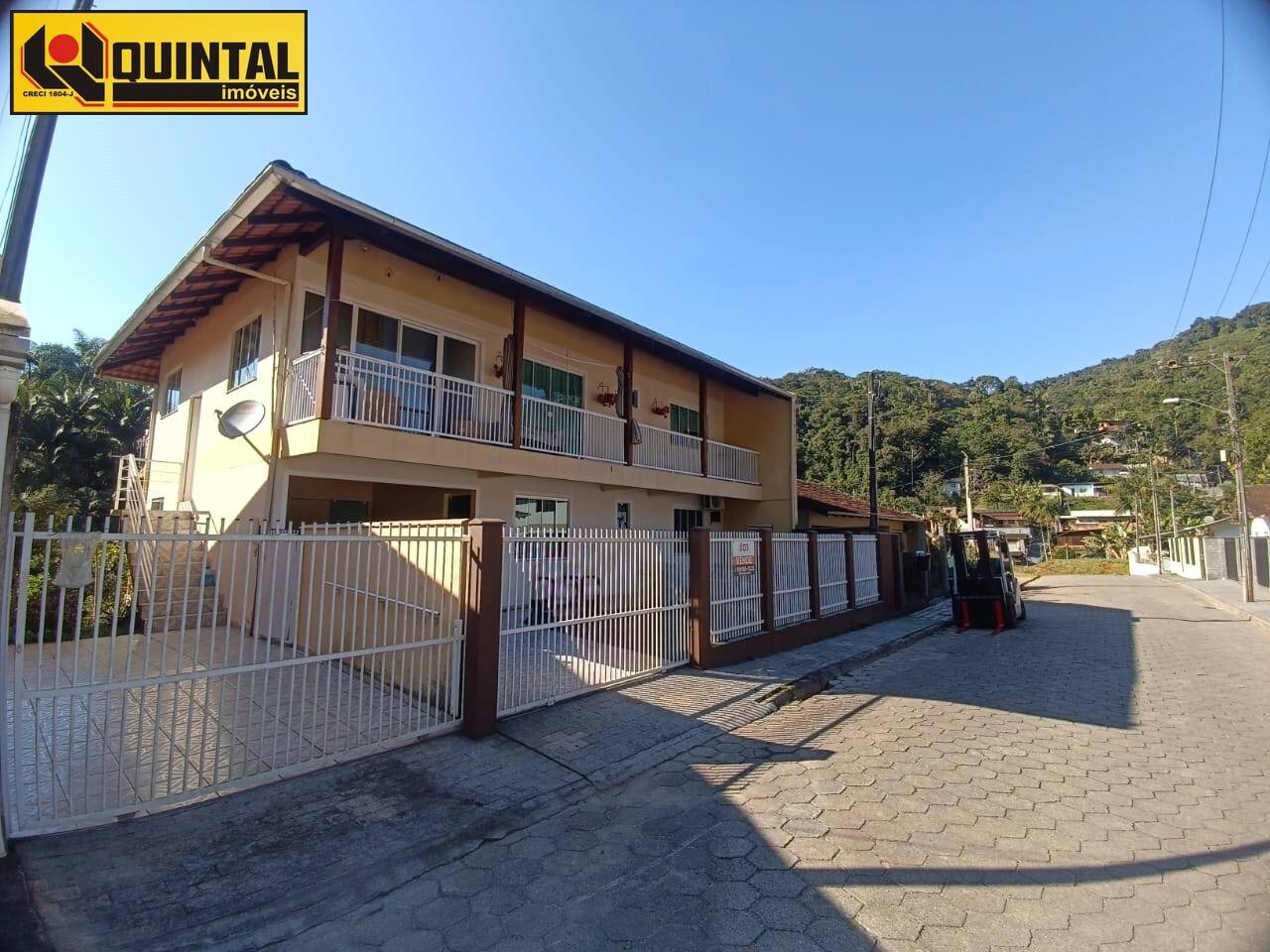 Casa Residencial 6 dormitórios  no bairro Valparaíso em Blumenau - Quintal Imóveis - Imóveis em Blumenau e região