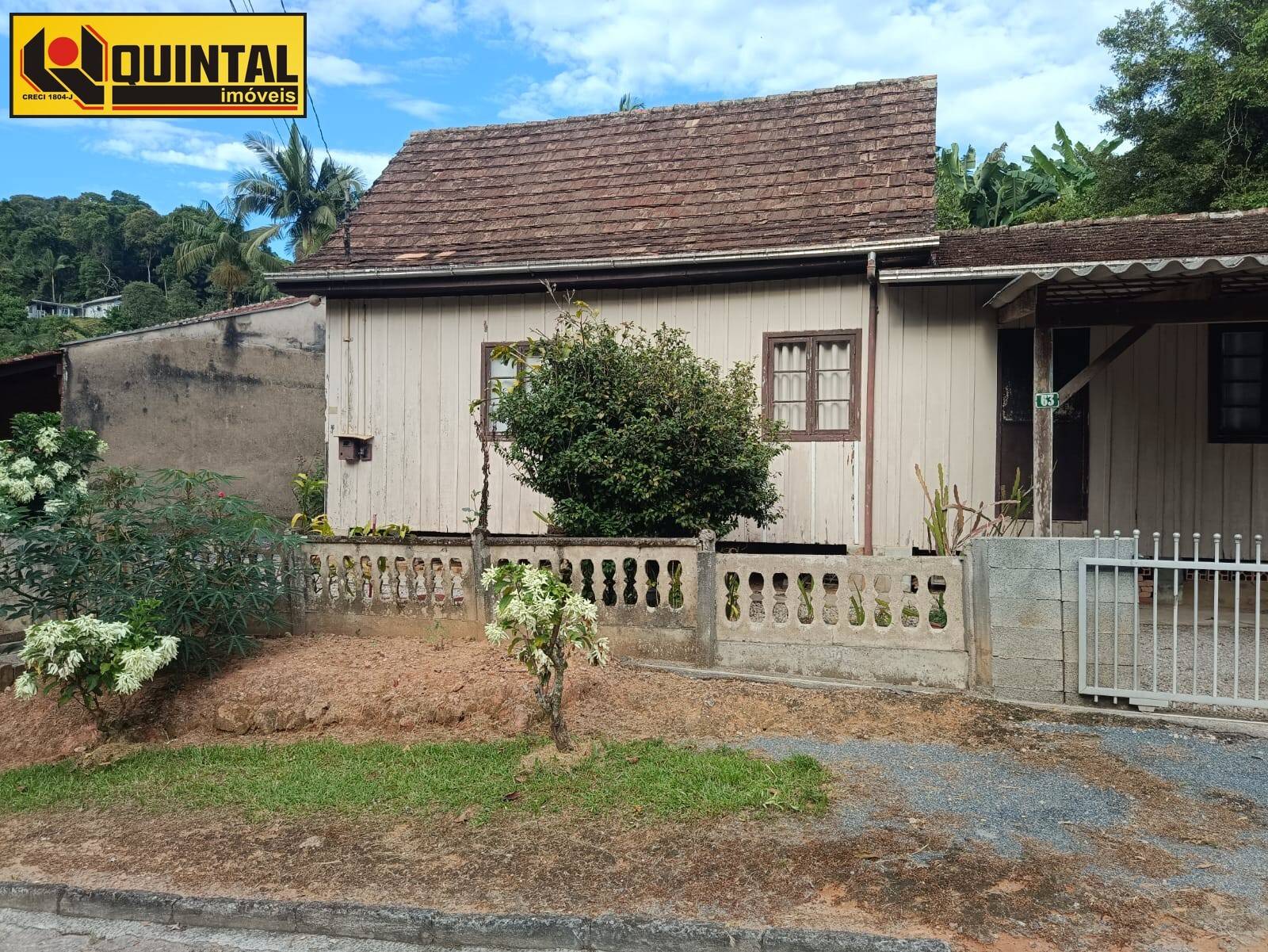 Casa Residencial 4 dormitórios  no bairro Glória em Blumenau - Quintal Imóveis - Imóveis em Blumenau e região