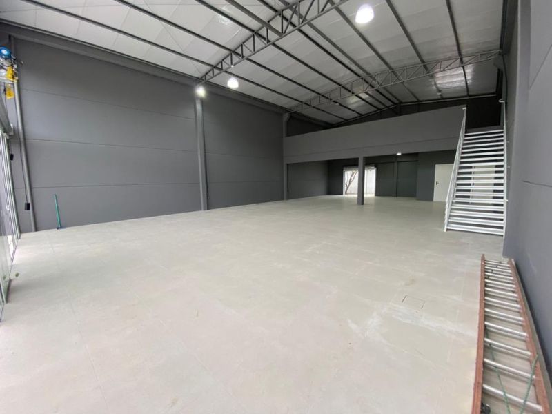 Prédio Comercial no bairro Laranjal