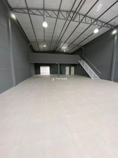 Prédio Comercial no bairro Laranjal