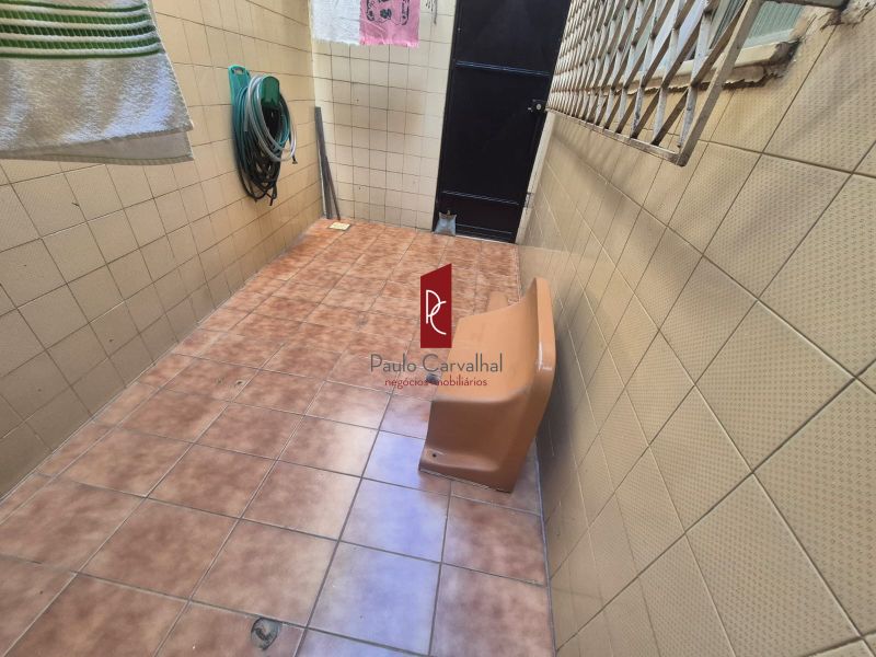 Apartamento Tipo Casa com 2 Quartos e Garagem no Trreo!