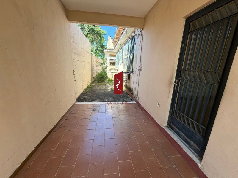 EXCELENTE LOCALIZA��O, EM RUA FECHADA - CASA �NICA